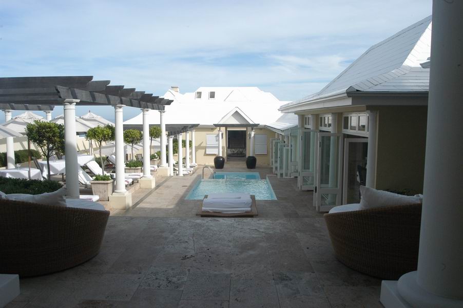 Courtyard and pool between Middle and Front Houses